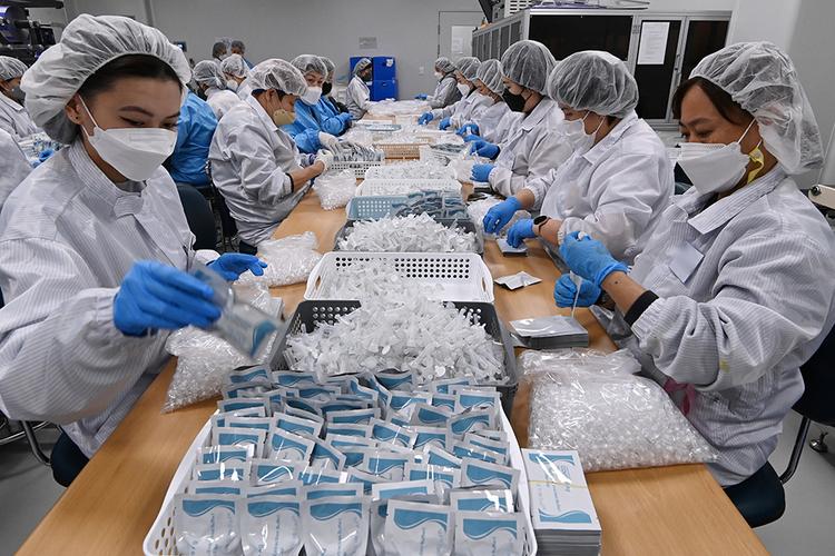 韩国京畿道军浦市,在医疗器材生产商humasis军浦工厂,员工们正在生产